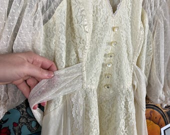 Vintage Women's 70s Ivory Cream Floral Swiss Dot V-neck Lace