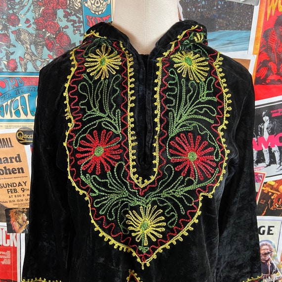 Vintage Women's 70s Black Velvet Floral Embroider… - image 3