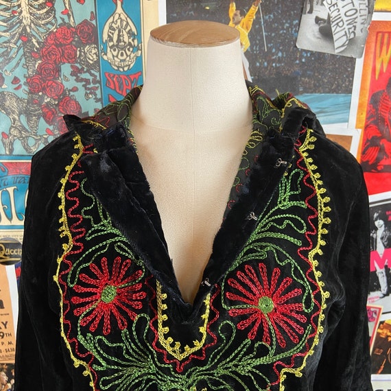 Vintage Women's 70s Black Velvet Floral Embroider… - image 2