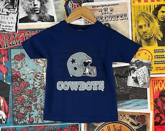 Camiseta infantil vintage dos anos 80, azul marinho, com estampa de touchdown do Dallas Cowboys da NFL, tamanho 6 (5-6 anos). Camiseta esportiva retrô de futebol americano para meninos.