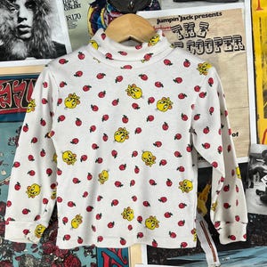 Camiseta de cuello alto de manga larga con estampado gráfico de manzanas, Tweety Bird, Looney Tunes, 3T, para niñas pequeñas, de los años 90, con dibujos animados retro