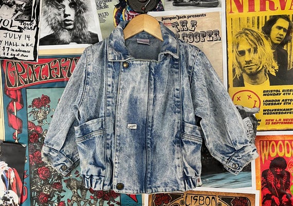 Chaqueta vaquera estilo bomber vintage para ninos pequenos de los anos 1980 y 1990 con lavado