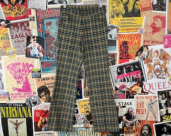 Calça flare xadrez verde, marrom e amarela vintage dos anos 70, cintura média, tamanho 28x31, da Sears Put On Shop. Calça retrô e descolada para o outono, estilo mod, preppy e hippie.