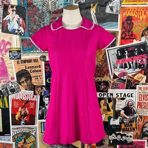 Vintage Damen 60er Jahre Pink Weiß Eyelet Lace Trim Kragen Mini Gogo Kleid PXS Retro Twiggy Disco Barbiecore Twee Mode-Stil zierlich X-Kleine