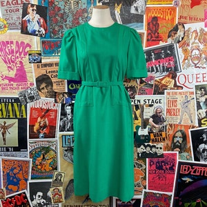 Vintage Women&#39;s 1970s-80s Plain Green Short Sleeve Belted Leslie Fay Petites Day Dress Size 4 Small, Retro 80s Mom Businesswoman Style