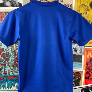 K&ouml;nnte beinhalten: Ein kurz&auml;rmliges T-Shirt in Royalblau mit Rundhalsausschnitt.