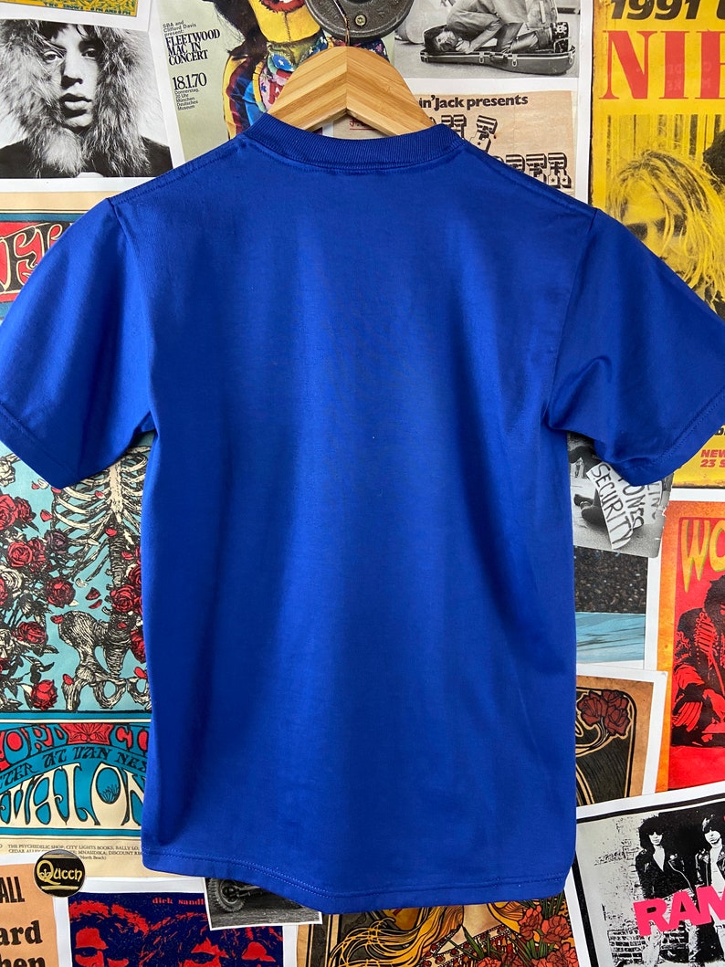 K&ouml;nnte beinhalten: Ein kurz&auml;rmliges T-Shirt in Royalblau mit Rundhalsausschnitt.