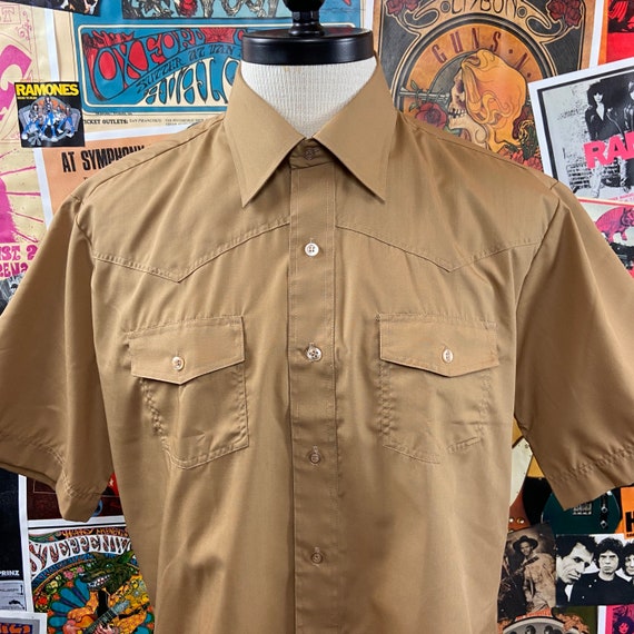 Vintage Men's 70s-80s Tan Khaki Short Sleeve King… - image 2