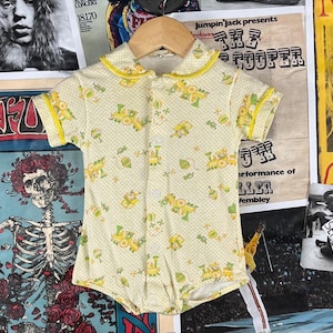 Vintage bébé enfant des années 70 jaune vert à pois trains jouets Jack Box Carter's coton col manches courtes body cache-couche 3-6 mois rétro