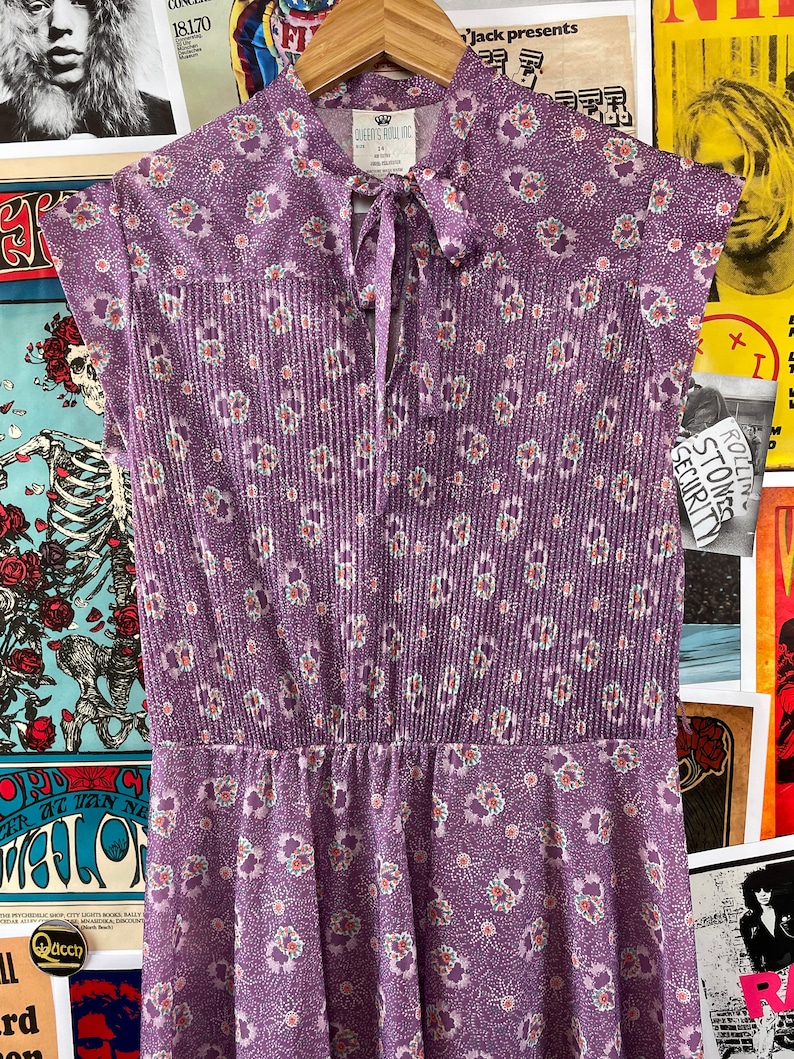 Vintage Women/'s 1970s Purple Floral Cap Sleeve Sleeveless Keyhole Tie Dress
