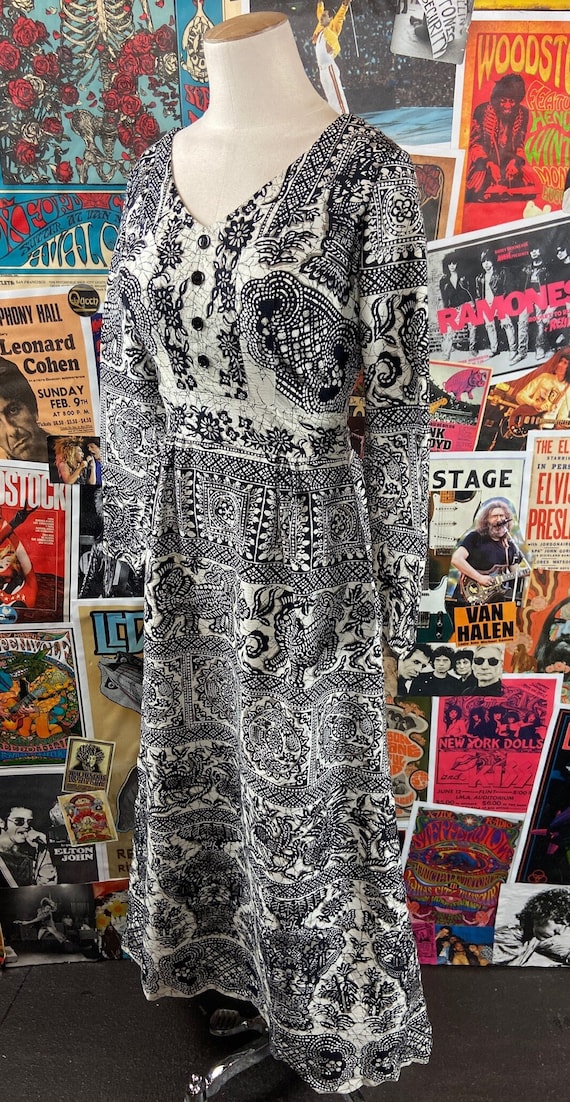 Vintage Womens 70s Black White Paisley Tiki Print… - image 5