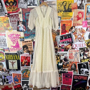 Vintage Women&#39;s 70s Ivory Cream Floral Swiss Dot V-Neck Lace Puff Sleeve Belted Maxi Dress XS Cottagecore Wedding Gunne Sax Style