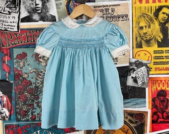 Vintage peuter meisjes kinderen jaren 70 blauw witte Polly Flinders handgesmokte pofmouw Peter Pan kraag kanten rand jurk jurk 18-24 maanden Pasen
