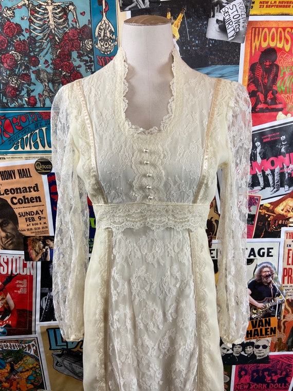 Vintage Women's 70s Ivory Cream Sheer Lace Scoop … - image 2