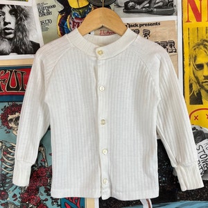 Vintage Kleinkind Jungen Kinder 60er-70er Jahre schlicht weiß gerippt lange Raglan Ärmel Carters Strickjacke Top Größe 92 Retro Frühling Minimalist Shirt