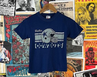 Camiseta infantil vintage dos anos 80, azul marinho, com estampa do Dallas Cowboys da NFL, tamanho 8 (7-8 anos), estilo retrô, para meninos e meninas.