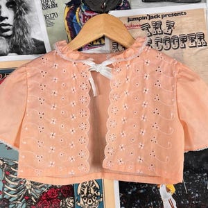 Vintage Mädchen Kinder 70er Jahre Pfirsich Weiß Öse Spitze Krawatte Crop Top Krawatte Jacke Größe 6 Alter 5-6 Retro Frühling Ostern Schleife kokette Girly Rüsche