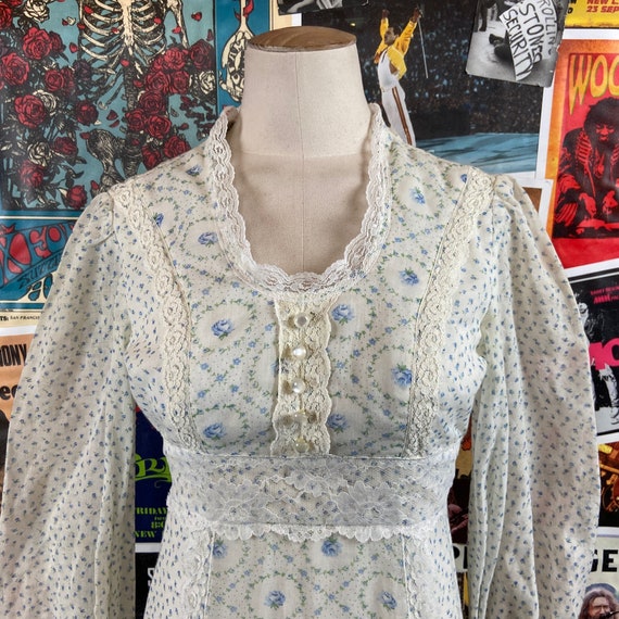 Vintage 70s Women's White Calico Floral Print Sco… - image 3