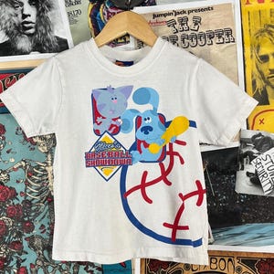 Vintage Toddler Kids Y2Ks Blue's Clues Baseball Showdown Cartoon Nick Jr Nickelodeon Graphic T-shirt Rozmiar 5 Wiek 4-5 Program telewizyjny Pop Culture
