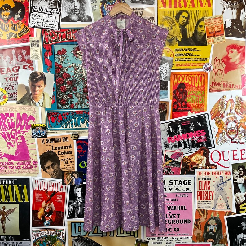 Vintage Women/'s 1970s Purple Floral Cap Sleeve Sleeveless Keyhole Tie Dress
