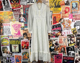 Vestido largo vintage estilo cottagecore de los años 70 para mujer, con estampado floral diminuto en blanco y azul, escote redondo, talla 2XS, estilo retro estilo pradera inspirado en Gunne Sax, para bodas de primavera.