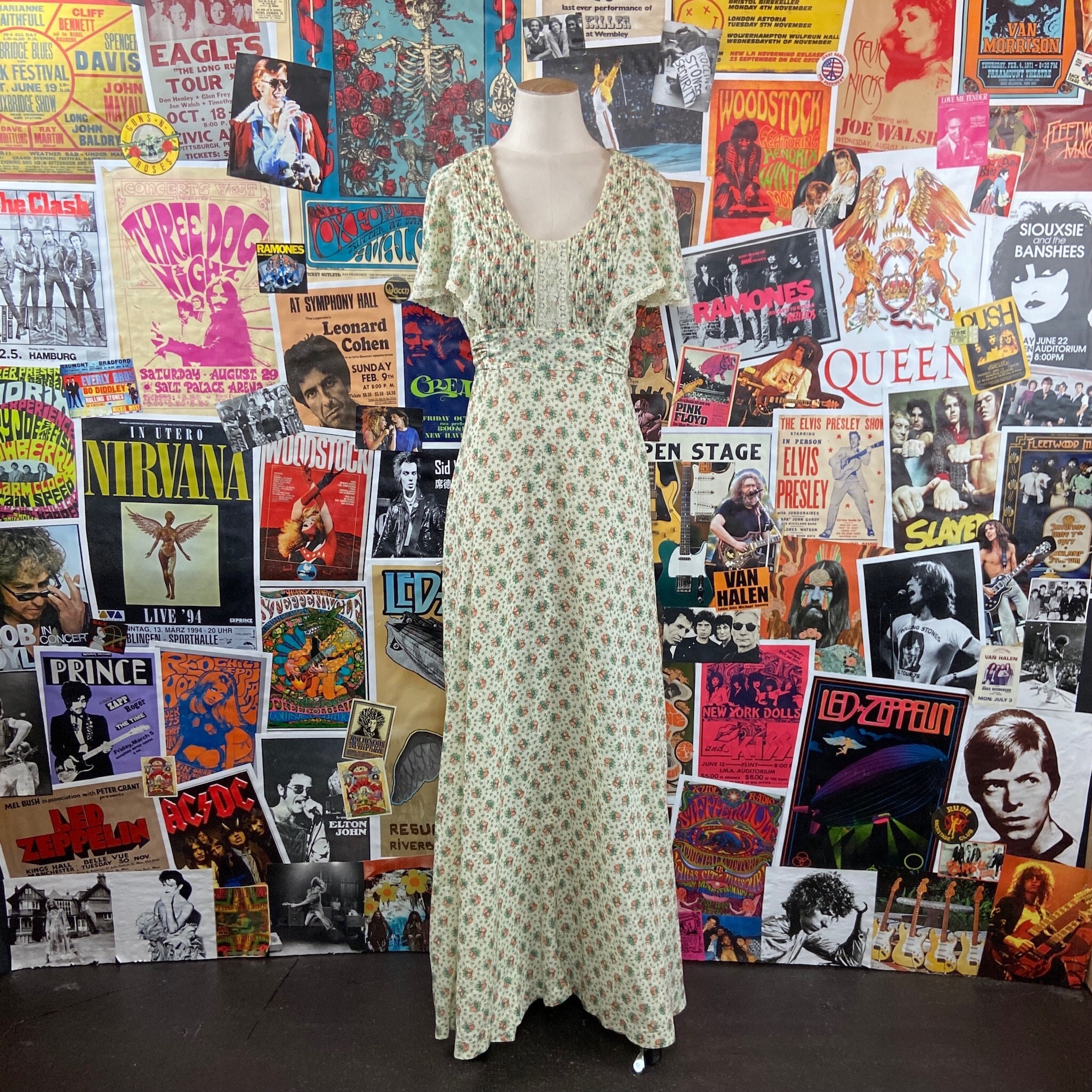 Vintage Women's 70s Tiny Floral Print Pintucked Flutter