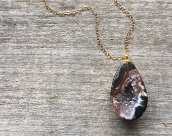 Natural Polished Geode Necklace -Natural Stone Necklace -Geode Pendant-Agate Necklace -Polished Agate Necklace -Gift under 35 -Gift under 40