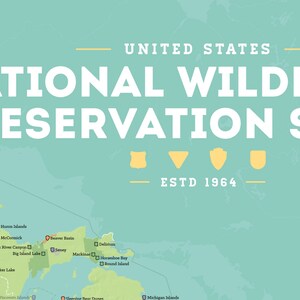 Puede incluir: Un mapa de los Estados Unidos que muestra las ubicaciones de las &aacute;reas del Sistema Nacional de Preservaci&oacute;n de la Naturaleza. El mapa est&aacute; sobre un fondo azul claro con masas de tierra verdes y marrones. El texto "UNITED STATES NATIONAL WILDERNESS PRESERVATION SYSTEM ESTD 1964" est&aacute; en la parte superior del mapa.