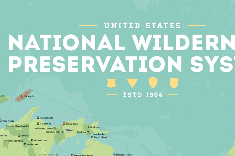 Puede incluir: Un mapa de los Estados Unidos que muestra las ubicaciones de las &aacute;reas del Sistema Nacional de Preservaci&oacute;n de la Naturaleza. El mapa est&aacute; sobre un fondo azul claro con masas de tierra verdes y marrones. El texto "UNITED STATES NATIONAL WILDERNESS PRESERVATION SYSTEM ESTD 1964" est&aacute; en la parte superior del mapa.