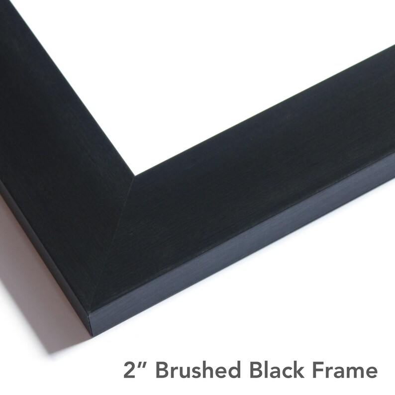 Puede incluir: Una secci&oacute;n de esquina de un marco de fotos rectangular con un acabado negro cepillado. El marco presenta una uni&oacute;n en inglete y un ancho de 5,08 cm como se indica en el texto 2" Brushed Black Frame impreso debajo del objeto.