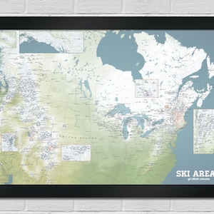 Puede incluir: Un mapa enmarcado de América del Norte que destaca las estaciones de esquí. El mapa utiliza tonos verdes, azules y blancos, con iconos triangulares que indican las estaciones de esquí. El texto "SKI AREAS" es visible en la parte inferior.