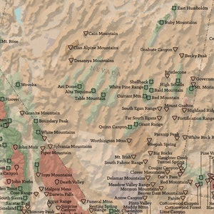 Puede incluir: Un mapa detallado del oeste de los Estados Unidos, destacando varias cordilleras, picos y ca&ntilde;ones. El mapa es de estilo vintage con colores marr&oacute;n, verde y rojo. El mapa incluye etiquetas de texto para cada ubicaci&oacute;n, como "Yosemite", "Death Valley" y "Mount Charleston".