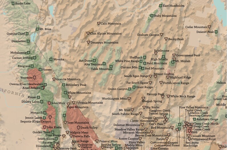 Puede incluir: Un mapa detallado del oeste de los Estados Unidos, destacando varias cordilleras, picos y ca&ntilde;ones. El mapa es de estilo vintage con colores marr&oacute;n, verde y rojo. El mapa incluye etiquetas de texto para cada ubicaci&oacute;n, como "Yosemite", "Death Valley" y "Mount Charleston".