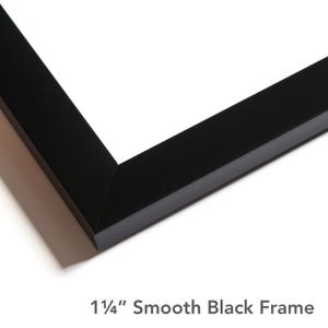 Puede incluir: Un marco de fotos negro y liso con una esquina en inglete. El marco tiene un acabado negro s&oacute;lido y plano con un ancho de 3,175 cm, como se indica en el texto debajo del marco que dice 1 1/4" Smooth Black Frame.