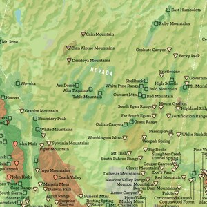 Puede incluir: Un mapa verde y marr&oacute;n del oeste de los Estados Unidos, destacando las cordilleras y los picos. El mapa incluye los estados de California, Nevada, Utah, Arizona y partes de Oreg&oacute;n e Idaho. El mapa est&aacute; etiquetado con los nombres de varias cordilleras, picos y otras caracter&iacute;sticas geogr&aacute;ficas.