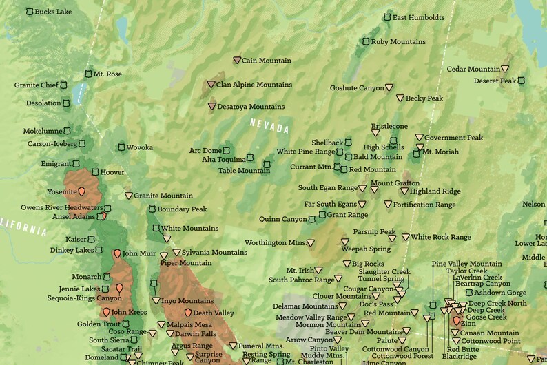 Puede incluir: Un mapa verde y marr&oacute;n del oeste de los Estados Unidos, destacando las cordilleras y los picos. El mapa incluye los estados de California, Nevada, Utah, Arizona y partes de Oreg&oacute;n e Idaho. El mapa est&aacute; etiquetado con los nombres de varias cordilleras, picos y otras caracter&iacute;sticas geogr&aacute;ficas.