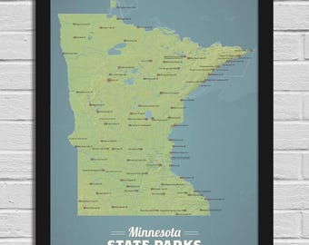 Può includere: Stampa su mappa incorniciata dei parchi statali del Minnesota. La mappa è un'illustrazione dettagliata dello stato, con i parchi etichettati in rosso. Lo sfondo è verde chiaro e blu, con il titolo "Minnesota State Parks" in bianco.