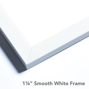 Puede incluir: Un marco de fotos blanco y liso con una uni&oacute;n en esquina a inglete. El marco tiene una superficie plana y limpia, con un ancho de 3,175 cm como indica el texto 1 1/4" Smooth White Frame impreso debajo del objeto.