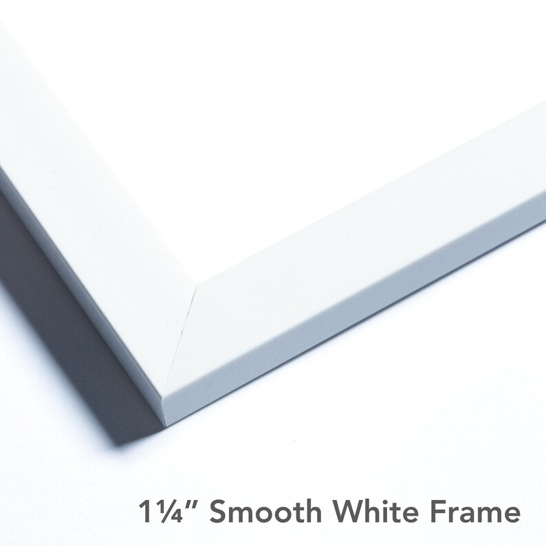 Puede incluir: Un marco de fotos blanco y liso con una uni&oacute;n en esquina a inglete. El marco tiene una superficie plana y limpia, con un ancho de 3,175 cm como indica el texto 1 1/4" Smooth White Frame impreso debajo del objeto.