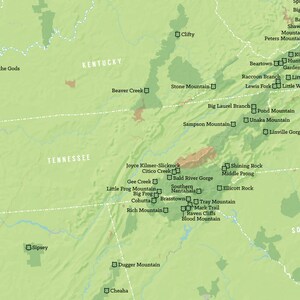 Puede incluir: Un mapa verde de las monta&ntilde;as de los Apalaches del Sur en Carolina del Norte, Tennessee y Carolina del Sur. El mapa destaca varias cordilleras, r&iacute;os y arroyos. El mapa tambi&eacute;n incluye los nombres de varias ciudades y pueblos.