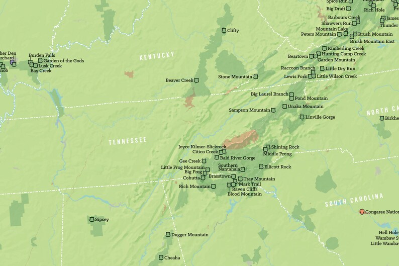 Puede incluir: Un mapa verde de las monta&ntilde;as de los Apalaches del Sur en Carolina del Norte, Tennessee y Carolina del Sur. El mapa destaca varias cordilleras, r&iacute;os y arroyos. El mapa tambi&eacute;n incluye los nombres de varias ciudades y pueblos.