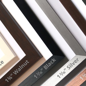 Puede incluir: Una colecci&oacute;n de siete esquinas de marcos para fotos en varios acabados y anchos, etiquetadas como 1 1/4" Black, 1 1/4" White, 1 3/4" Walnut, 1 3/16" Black, 1 3/16" Silver, 1 3/16" Bronze y 2" Black, dispuestas en diagonal sobre fondo blanco.
