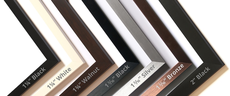 Puede incluir: Una colecci&oacute;n de siete esquinas de marcos para fotos en varios acabados y anchos, etiquetadas como 1 1/4" Black, 1 1/4" White, 1 3/4" Walnut, 1 3/16" Black, 1 3/16" Silver, 1 3/16" Bronze y 2" Black, dispuestas en diagonal sobre fondo blanco.