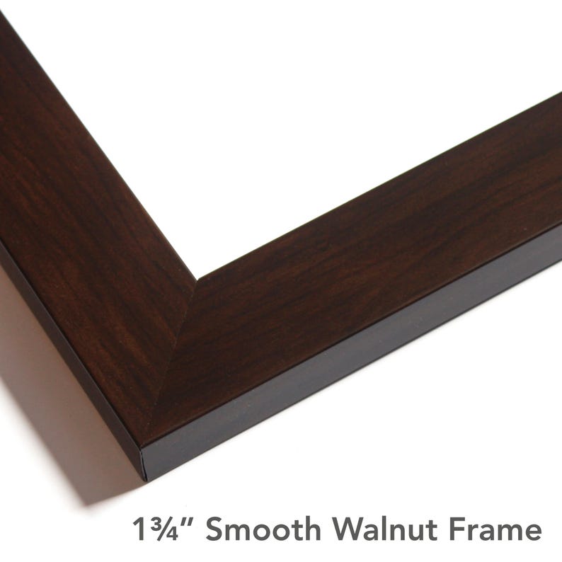 Puede incluir: Un marco de fotos de madera de color marr&oacute;n oscuro con un acabado liso y esquinas en inglete. El marco presenta un perfil plano y lleva el texto 1 3/4" Smooth Walnut Frame, que indica el ancho de la moldura del marco en pulgadas.