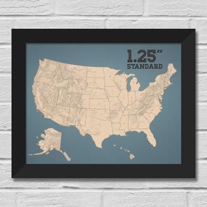 Puede incluir: Un mapa enmarcado de los Estados Unidos en color canela con detalles topogr&aacute;ficos sobre un fondo azul. El texto 1.25" STANDARD est&aacute; impreso en la esquina superior derecha. El mapa incluye Alaska y Haw&aacute;i, dentro de un marco negro.