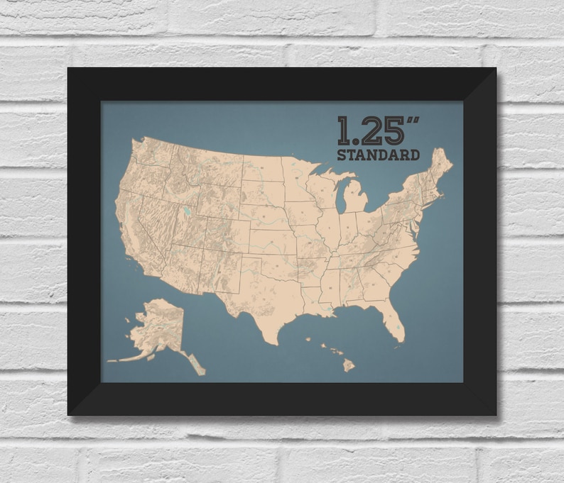 Puede incluir: Un mapa enmarcado de los Estados Unidos en color canela con detalles topogr&aacute;ficos sobre un fondo azul. El texto 1.25" STANDARD est&aacute; impreso en la esquina superior derecha. El mapa incluye Alaska y Haw&aacute;i, dentro de un marco negro.