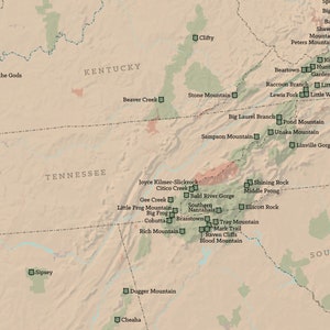 Puede incluir: Un mapa de los Montes Apalaches del Sur, destacando varias rutas de senderismo y puntos de referencia. El mapa es beige con marcas verdes para las rutas y los puntos de referencia. El mapa incluye los estados de Kentucky, Tennessee, Carolina del Norte y Carolina del Sur.