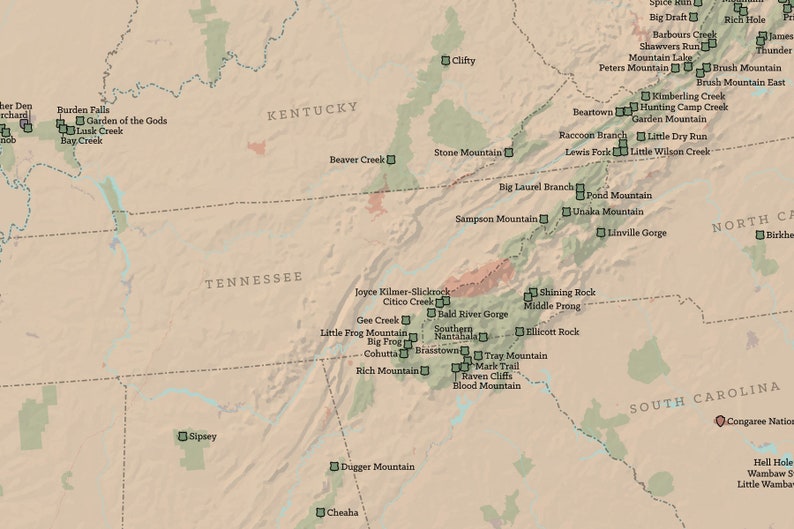 Puede incluir: Un mapa de los Montes Apalaches del Sur, destacando varias rutas de senderismo y puntos de referencia. El mapa es beige con marcas verdes para las rutas y los puntos de referencia. El mapa incluye los estados de Kentucky, Tennessee, Carolina del Norte y Carolina del Sur.