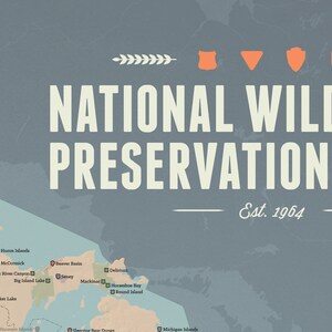 Puede incluir: Un mapa del Sistema Nacional de Preservaci&oacute;n de la Naturaleza, establecido en 1964, con varias &aacute;reas silvestres destacadas en la pen&iacute;nsula superior de Michigan. El mapa incluye nombres de &aacute;reas silvestres como Isle Royale, Islas Huron, McCormick, Ca&ntilde;&oacute;n del R&iacute;o Rock, Lago Big Island, Cuenca del Castor, Seseganaga, Mackinac, Bah&iacute;a Horseshoe, Isla Redonda, Lago Whisker, Cabeceras y Islas de Michigan.
