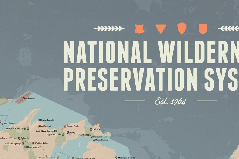 Puede incluir: Un mapa del Sistema Nacional de Preservaci&oacute;n de la Naturaleza, establecido en 1964, con varias &aacute;reas silvestres destacadas en la pen&iacute;nsula superior de Michigan. El mapa incluye nombres de &aacute;reas silvestres como Isle Royale, Islas Huron, McCormick, Ca&ntilde;&oacute;n del R&iacute;o Rock, Lago Big Island, Cuenca del Castor, Seseganaga, Mackinac, Bah&iacute;a Horseshoe, Isla Redonda, Lago Whisker, Cabeceras y Islas de Michigan.